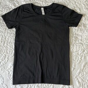 Black lululemon fitted short sleev shirt